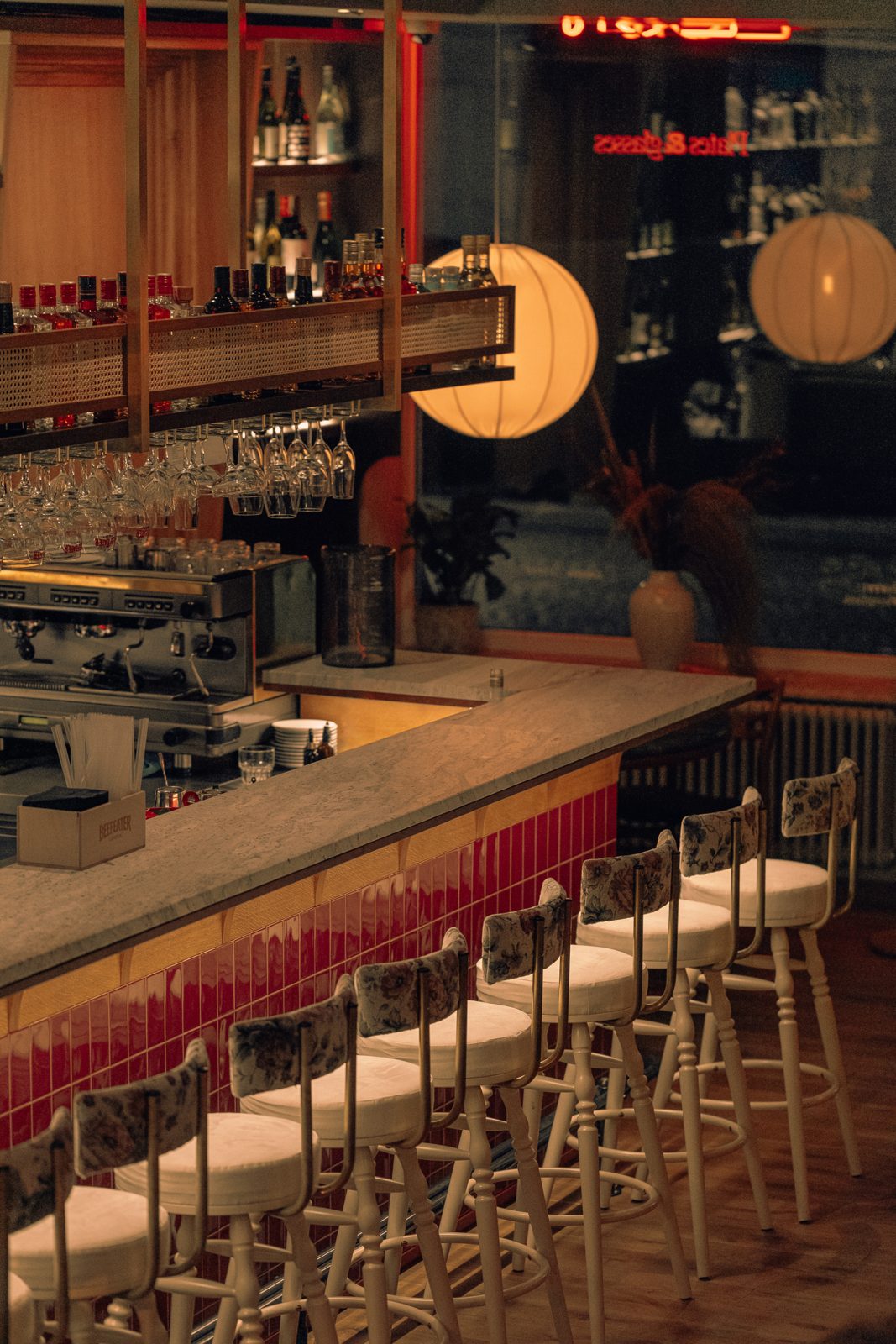 Wnętrze Bar Leon — brunche w weekendy
